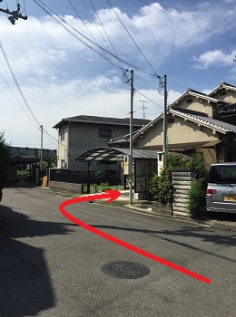 整体院の前のガレージの画像