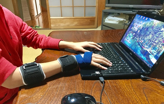 手甲と手のひらサポーターをする人の画像