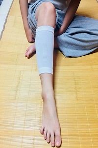 脚にサポーターを装着している画像
